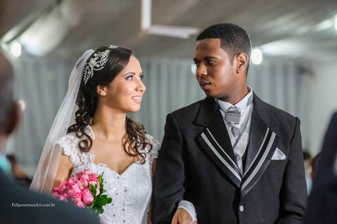Noivos se admirando no dia do casamento, buque rosa da noiva, como segurar o buque no dia do casamento'