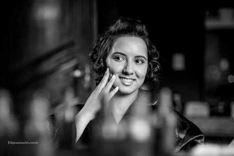 Making of da noiva, noiva se maquiando no dia do casamento, noiva feliz se maquiando no dia do casamento'