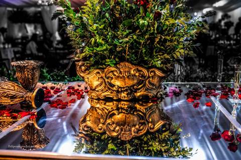 decoração diferente no  dia do casamento, decoração com flores vermelhas, decoração artística no dia do casamento '