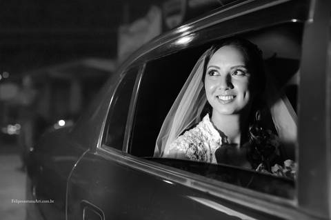 Noiva chegando no casamento, noiva dentro do carro entrando no casamento,. fotografia da noiva em preto e branco'