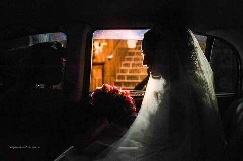 noiva no carro no dia do casamento, silhueta com vestido de noiva, buque dentro do carro, cerimonial Paraiso'