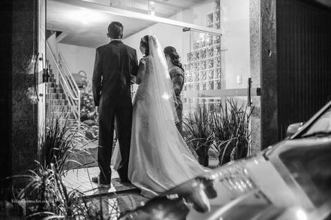 noiva chegando com pais no casamento, noiva na porta da igreja, dia do casamento, grande dia, casamento no Cerimonial Paraíso em Cataguases MG'