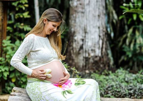 ensaio de gestante ao ar livre em cataguases no horto florestal fotos feitas por robson e felipe fotografia'