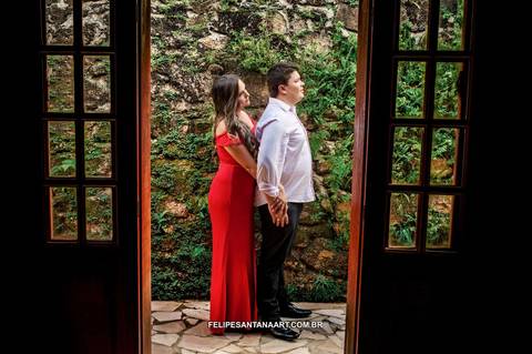 Fotografia de casal se abraçando no Pré Casamento, vestido longo vermelho para festa e fotos'