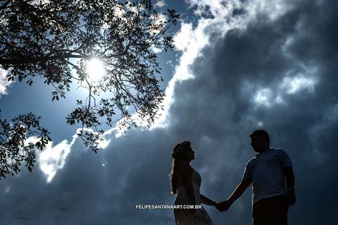 Fotografia silitha em nuvens, casal se admirando no Pré Casamento '