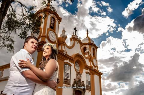 Igreja em Tiradentes MG, casal se abraçando no Pré Casamento, '