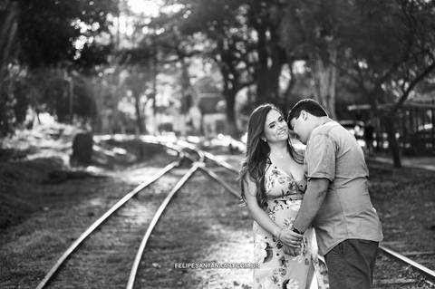 Fotografia na linha do trem, casal se divertindo na linha do trem no Pré Casamento'