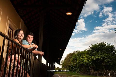 Casal apaixonados na sacada de um casa em Tiradentes Minas Gerais, céu azul.'