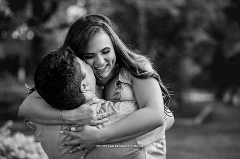 Fotografia se divertindo no Pré Casamento, abraço apertado, casal se beijando em fotografia PB.'