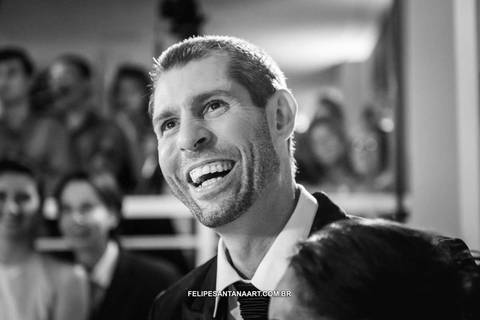 pai se emocionando e sorrindo ao ver sua filha no aniversário de 15 anos em Cataguases MG.'