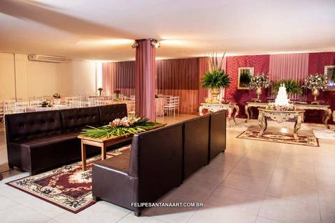 Espaço grande para festas em Cataguases MG, sofá de couro na decoração de uma festa.'