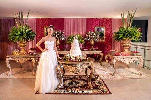 Vestido longo da debutante no aniversário de 15 naos, decoração bonita para 15 anos em Cataguases MG.'