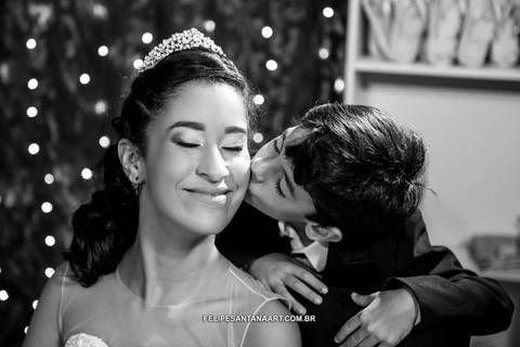 Amor  de irmãos, fotografia preto e branca, carinho entre irmãos.'