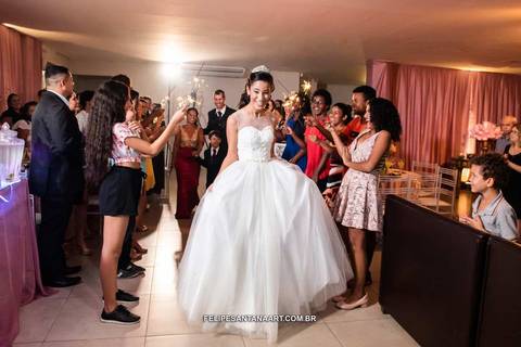 Debutante feliz chegando em seu aniversário de 15 anos.'
