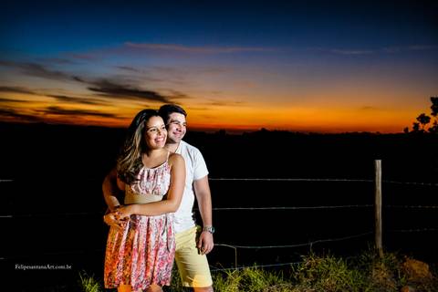 ^Por do sol laranja, fotografia de casal se amando no pré casamento'