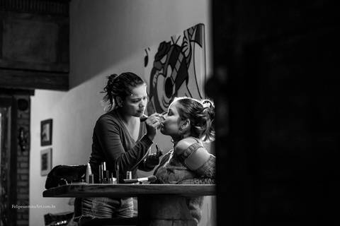 Making of da noiva, maquiando a noiva no pré casamento, diversão no making of, fotografia preto e branca no making of'