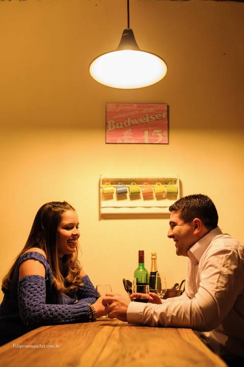 fotografia com vinho, casal sorrindo e bebendo vinho, casal apaixonados com taça de vinho nas maõs'