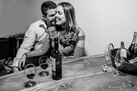 Fotografia bebendo vinho, casal se divertindo bebendo vinho , bebendo du cave, vinho na mesa'