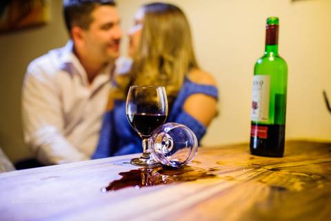 Casal tomando vinho no pré casamento, vinho tinto, vinho bom.'