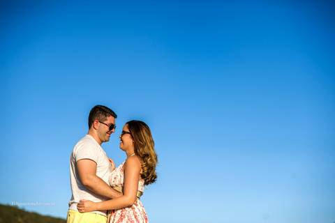 Fotografia de casamento, fotos de pré casamento  em Ibitipoca, casal apaixonados no Pré casamento em Ibitipoca, fotografia de casal com céu azul, casal abraçados'