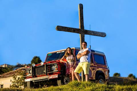 Pré casamento com jipe, carro jipe vermelho em um dia ensolarado, Fotografia em Ibitipoca com Jipe'