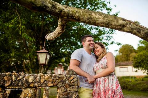 Casal se abraçando apaixonados, casal de mãos dadas se amando, Pré Casamento fotografo Felipe Santana Fotografia'