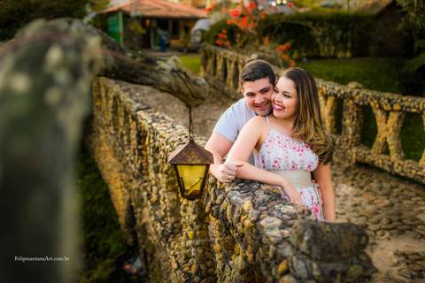 Fotografia de casal apaixonado na ponte, ponte de pedras antigas, casal se divertindo na ponte no pré casamento'