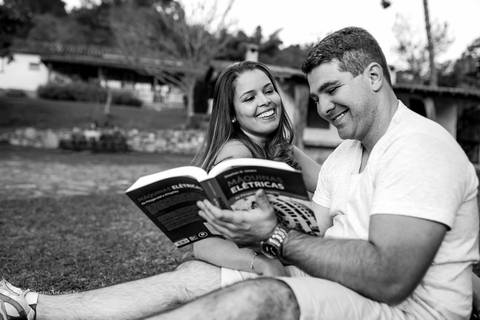 Fotografia de casais que gostam de ler, fotografia conceitual, casal lendo no pre casamento'