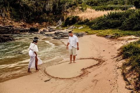 fotografia com oração na areia da praia '