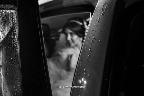 foto da noiva no carro antes do casamento chuvendo'