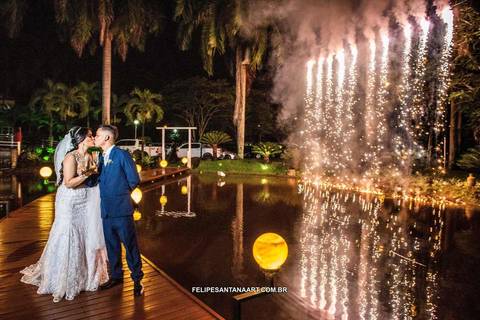 foto cascata de fogos na entrada dos noivos no manto verde'