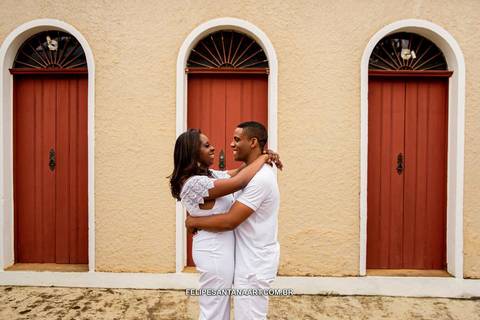 Piacatuba MG - fotografia perto da Janela, casal se abraçando perto da janela Amarela'
