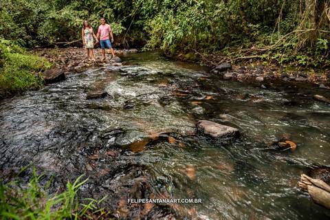 Fotografia na cachoeira em Piacatuba MG, casal no alto da cachoeira no Pré Casamento'