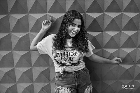 Fotografia de pose na parede, moledo sorrindo para câmera'