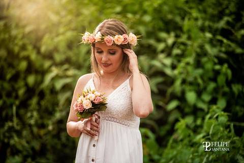 Noiva segurando o buque no pré casamento, roupa para pré casamento '