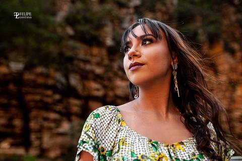 Índia em dia ensolarado, fotografia de mulher olhando para cima, mulher morena olhando para cima, brinco para usar no Pré Casamento'