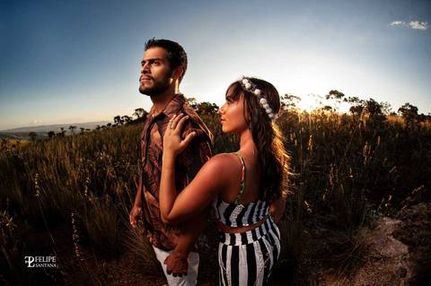 Fotografia no campo casal se abraçando no Pré casamento, tiara de flores no Pré Casamento'