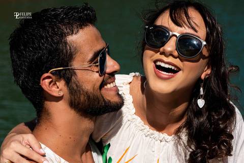 Casal sorrindo no dia do Pré Casamento, óculos de sol de estilo, brinco da noiva no Pré Casamento, sorriso de felicidade'