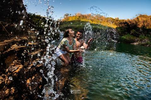 Fotografia jogando água para cima, fotografia com água caindo, brincando com a água '