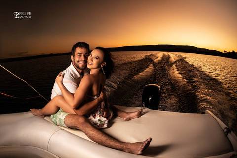 Fotografia de pôr do sol na lancha em Capitólio MG, Pré Casamento na lancha, Pré casamento no barco dia ensolarado'