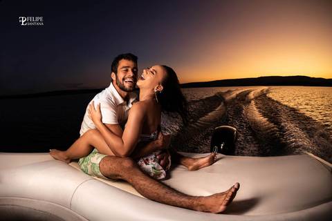 Casal se divertindo na lanche em sue Pré Casamento, fotografia de por do sol'