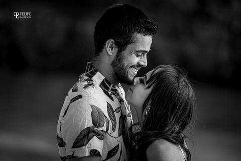 Casal se divertindo no Pré Casamento, casal se abraçando, casal emocionado, fotografia em preto e branco'
