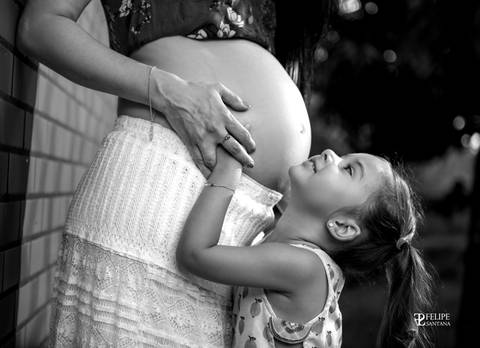 Fotografia de irmãs em preto e branco, foto abraçando a barriga de grávida'