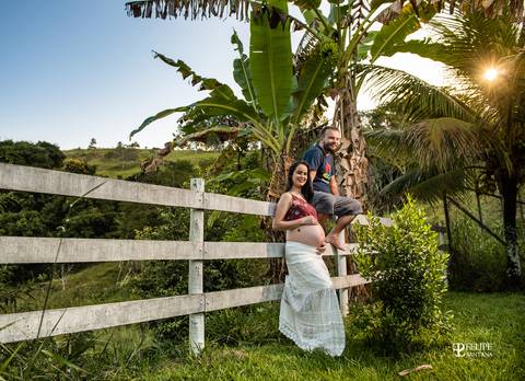 Fotografia de gestante perto da cerca branca, foto na fazenda de gestante'