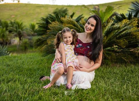 Foto de mãe e filha deitada '