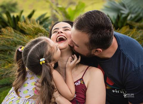 Fotografia de família feliz em ensaio de gestante'