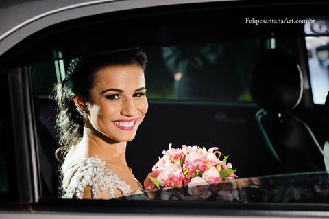noiva no carro com buquê de flores na mão'