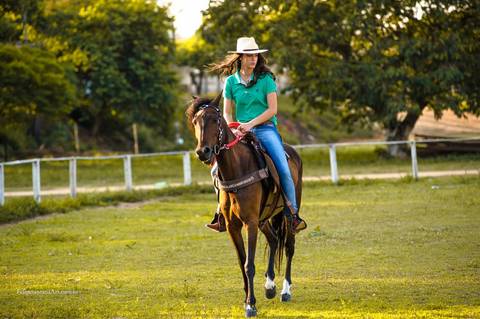 fotos de 15 anos no cavalo, fotografia de debutante em cataguases, book em cataguases, haras em cataguases'