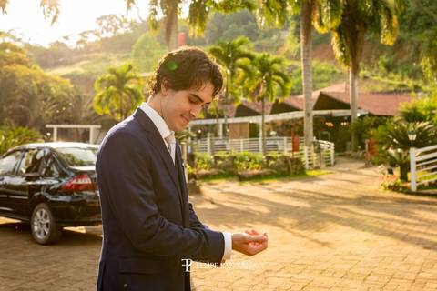 foto do noivo se arrumando para o casamento '