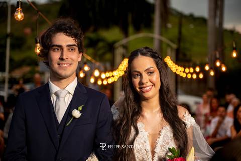 foto dos noivos sorrindo na cerimonia no manto verde em cataguases'